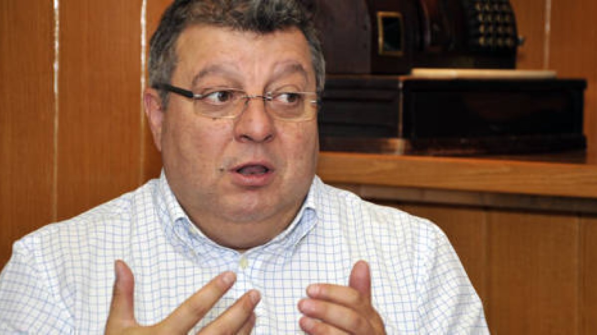 El consejero delegado del Numancia, Víctor Martín. / VALENTÍN GUISANDE-