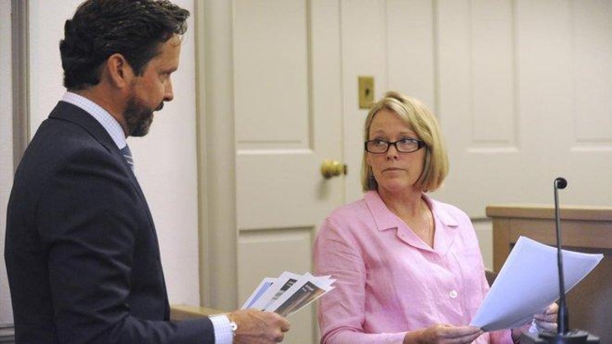 El abogado de Spacey, Alan Jackson, junto a la madre del joven que acusa al actor, Heather Unruh, el lunes, en el juicio. /-AP