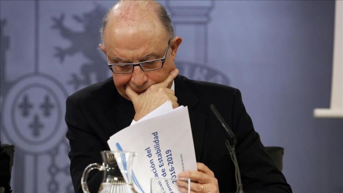 El ministro de Hacienda en funciones, Cristóbal Montoro, en rueda de prensa posterior al Consejo de Ministros del 29 de abril.-JUAN MANUEL PRATS