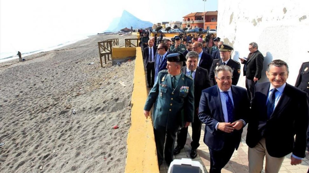 El ministro Zoido, durante la visita a La Línea de la Concepción.-A CARRASCO RAGEL