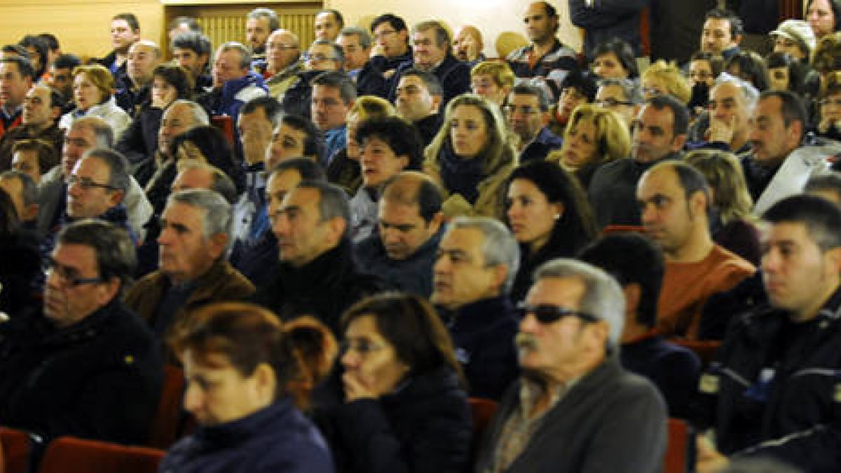 Trabajadores en la asamblea de Puertas Norma. / ÁLVARO MARTÍNEZ-