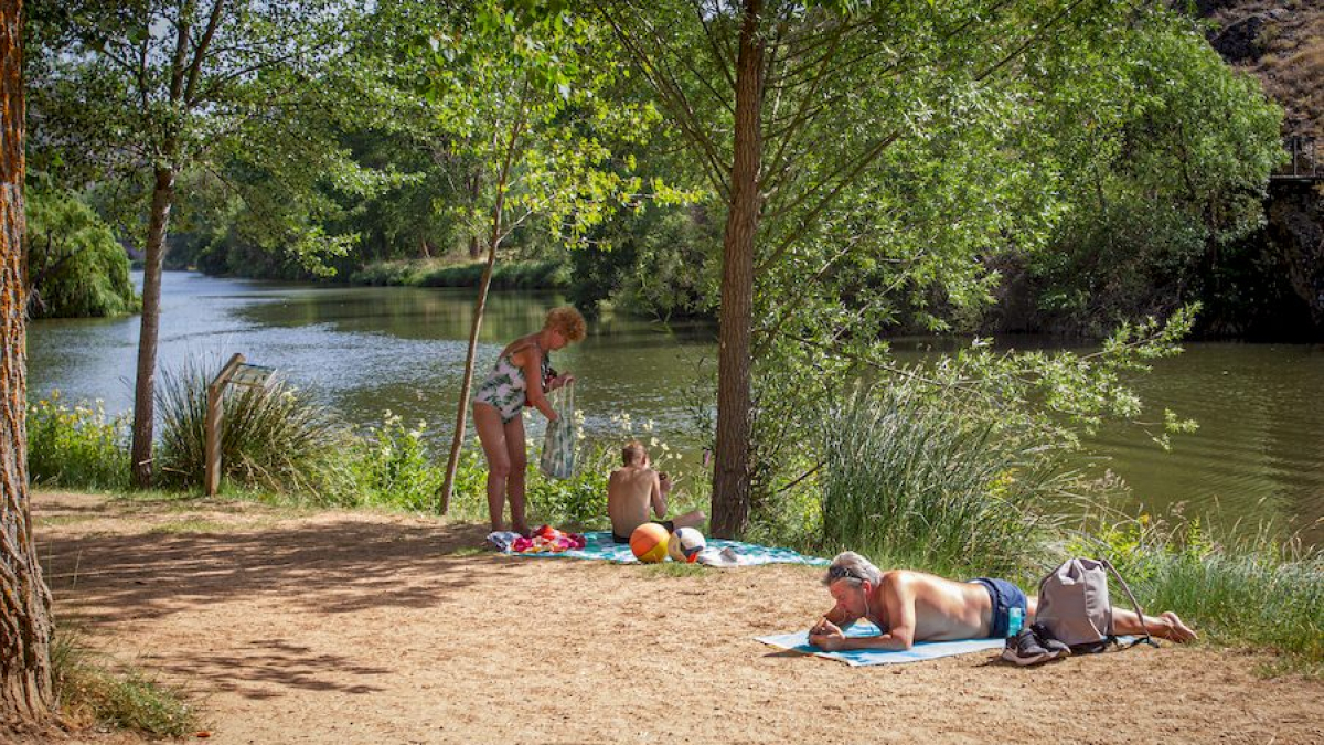 Varias personas refrescándose en el río en una imagen de archivo. MARIO TEJEDOR