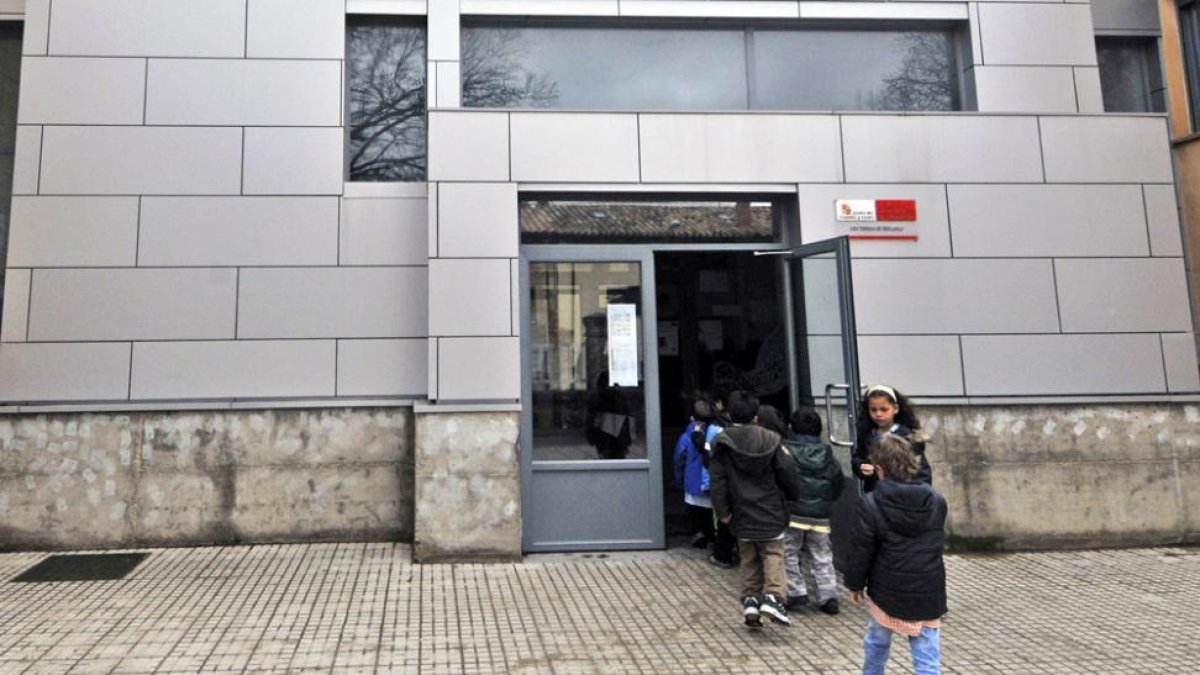 Entrada de escolares al CRA Tierras de Berlanga.-Valentín Guisande