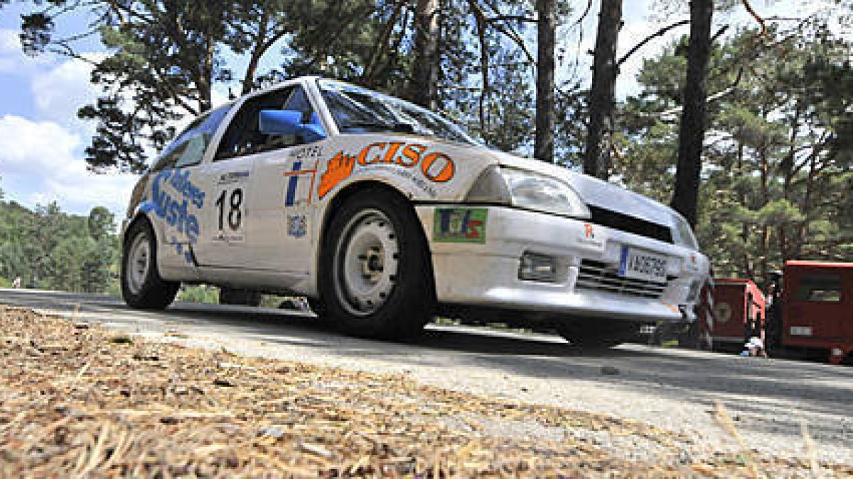 Un vehículo en el Rallyesprint Navaleno-Canicosa. / VALENTÍN GUISANDE-