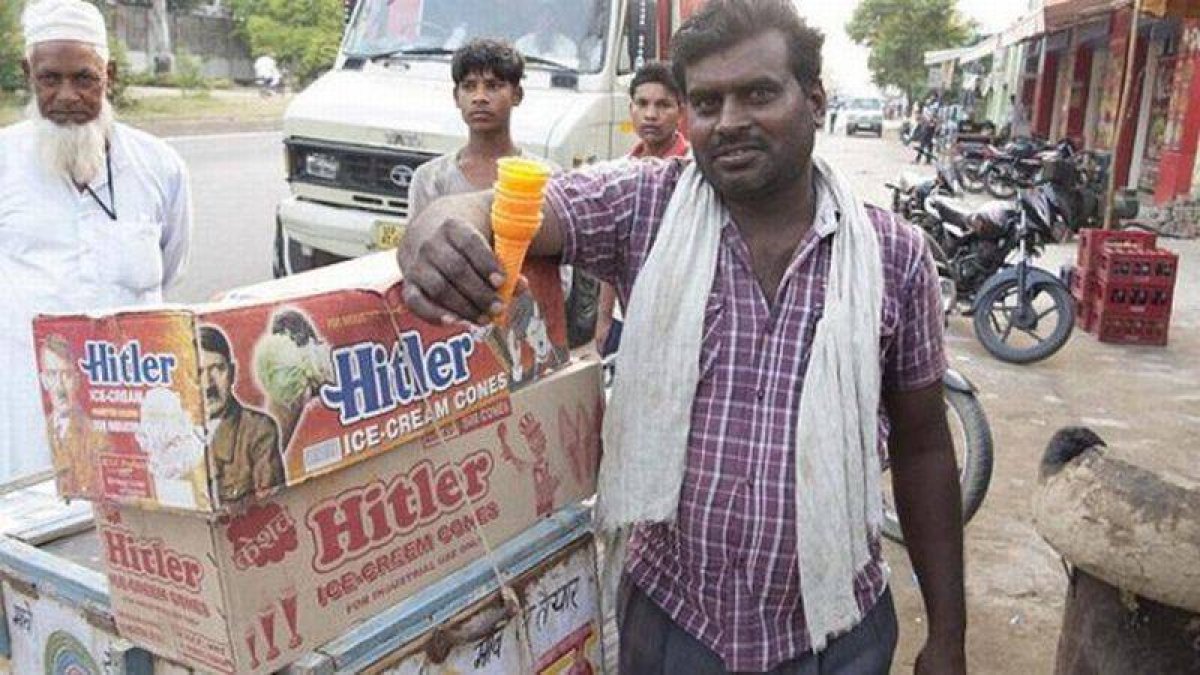 Un vendedor indio con los helados de la marca Hitler.-
