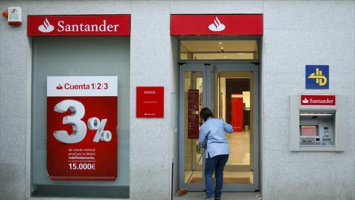 Oficina del Banco Santander en una localidad andaluza.-REUTERS / JON NAZCA