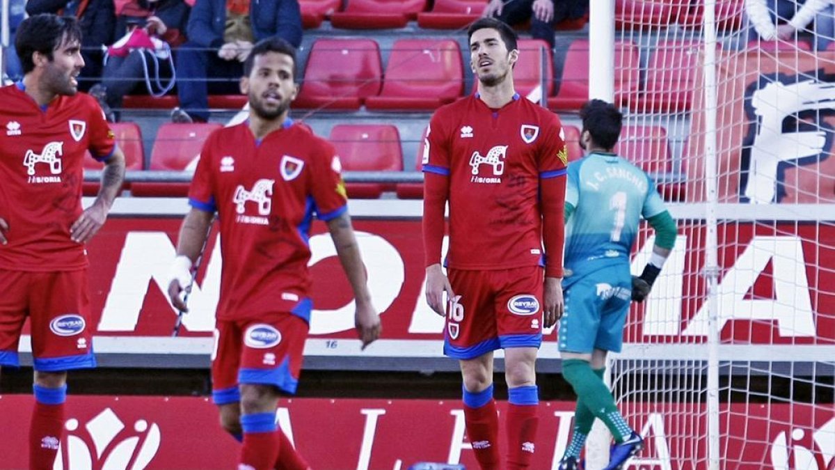Juan Carlos, Escassi, Gus Ledes y Carlos Gutiérrez se lamentan por el gol encajado el pasado domingo ante Osasuna.-MARIO TEJEDOR
