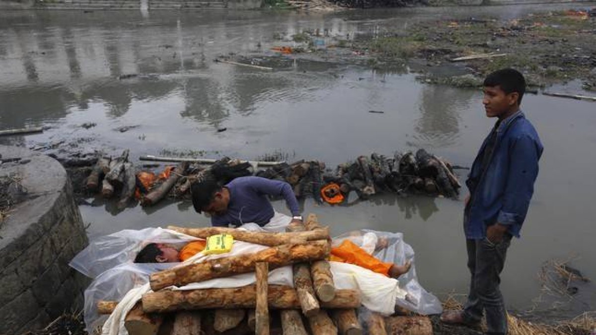 Cremación de cadáveres en Katmandú.-Foto: AP / MANISH SWARUP