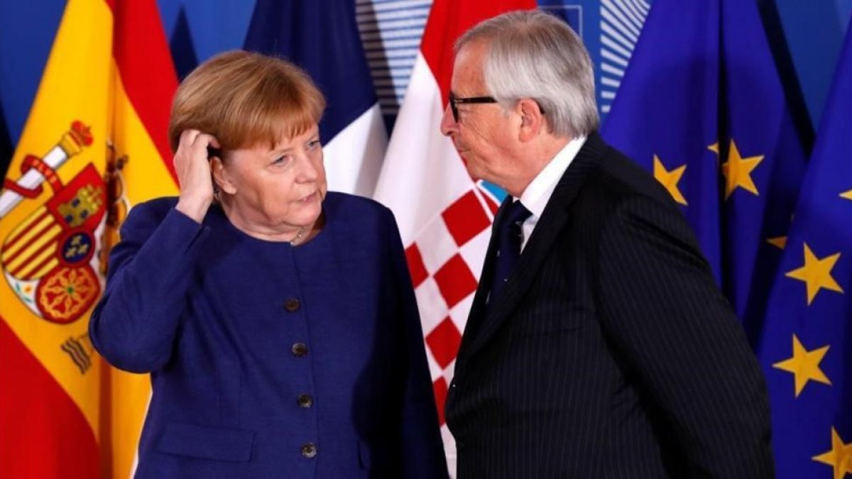 Merkel y Juncker al inicio de la cumbre informal sobre inmigración en Bruselas-REUTERS