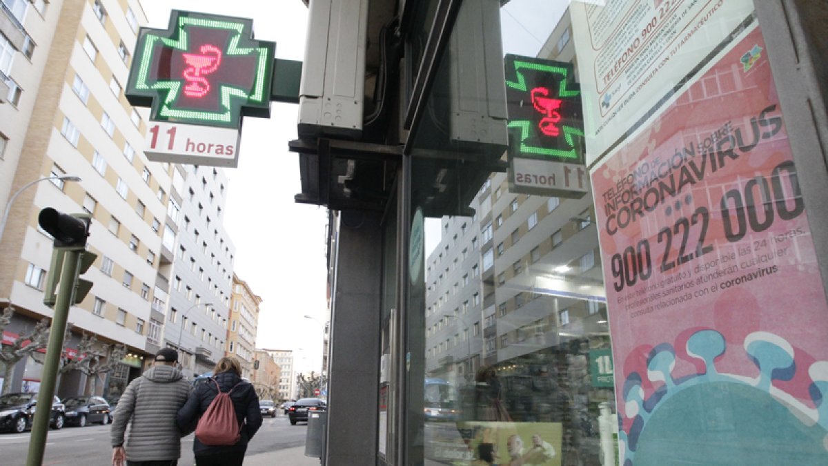 Las farmacias informan de los consejos frente al coronavirus y del teléfono de atención ciudadana.- L.Á.T.