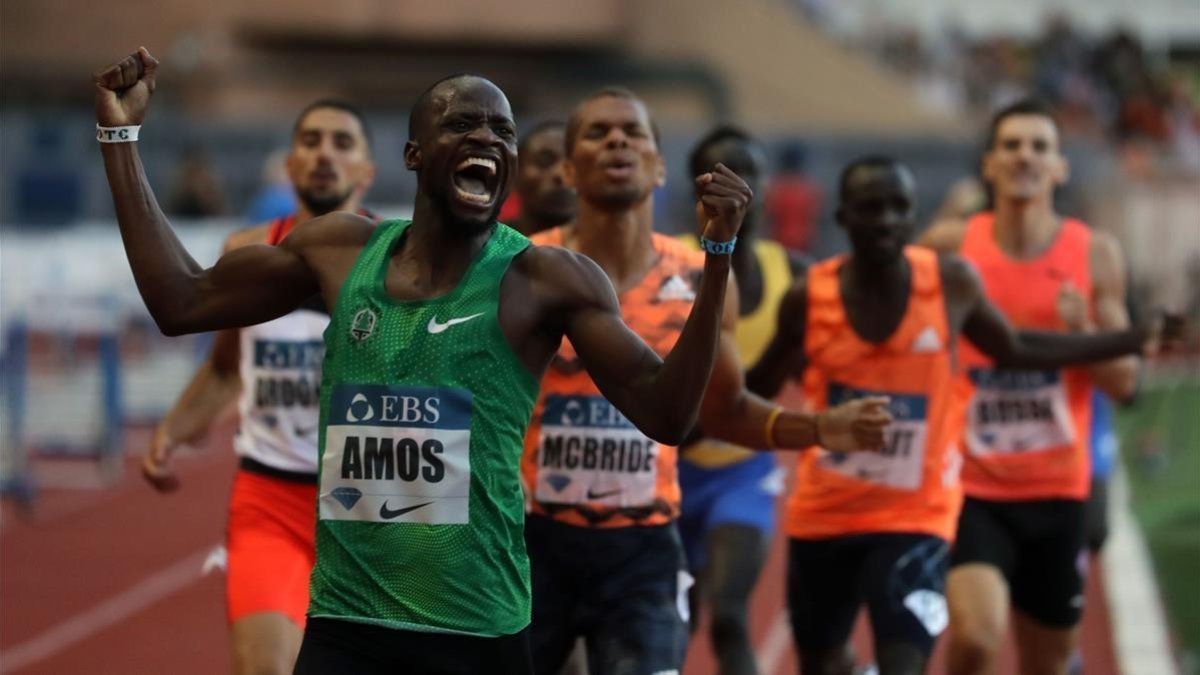 Nijel Amos entra primero, con Saúl Ordóñez en tercera posición a la izquierda de la imagen-VALERY HACHE