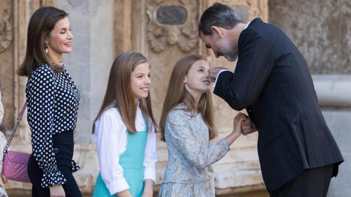 Los Reyes y sus hijas en Palma.-AFP