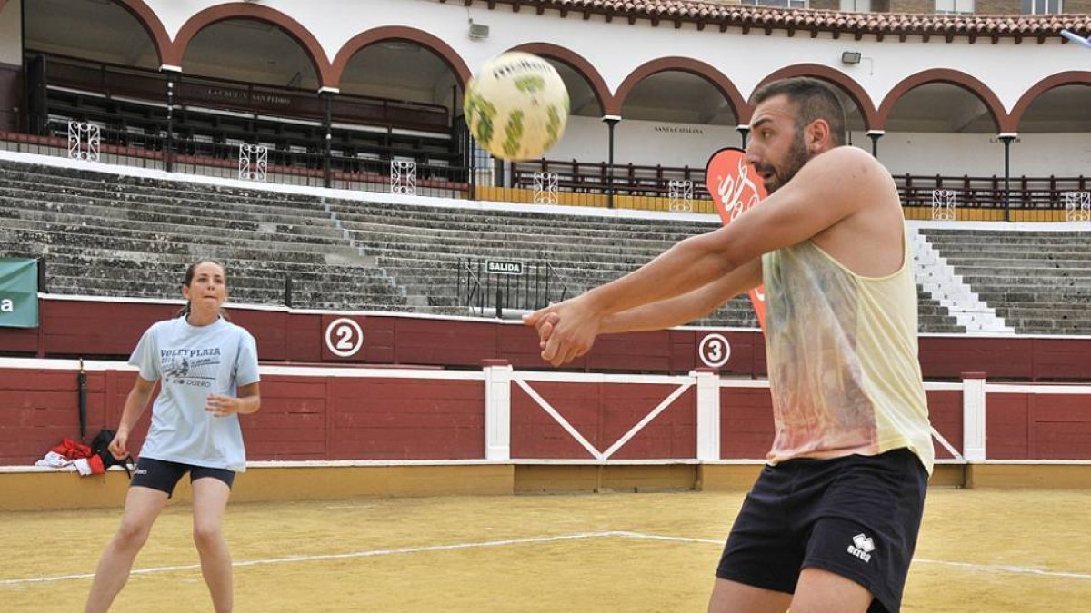 El Torneo de Voley Plaza comenzó ayer en el albero del coso de San Benito.-Valentín Guisande