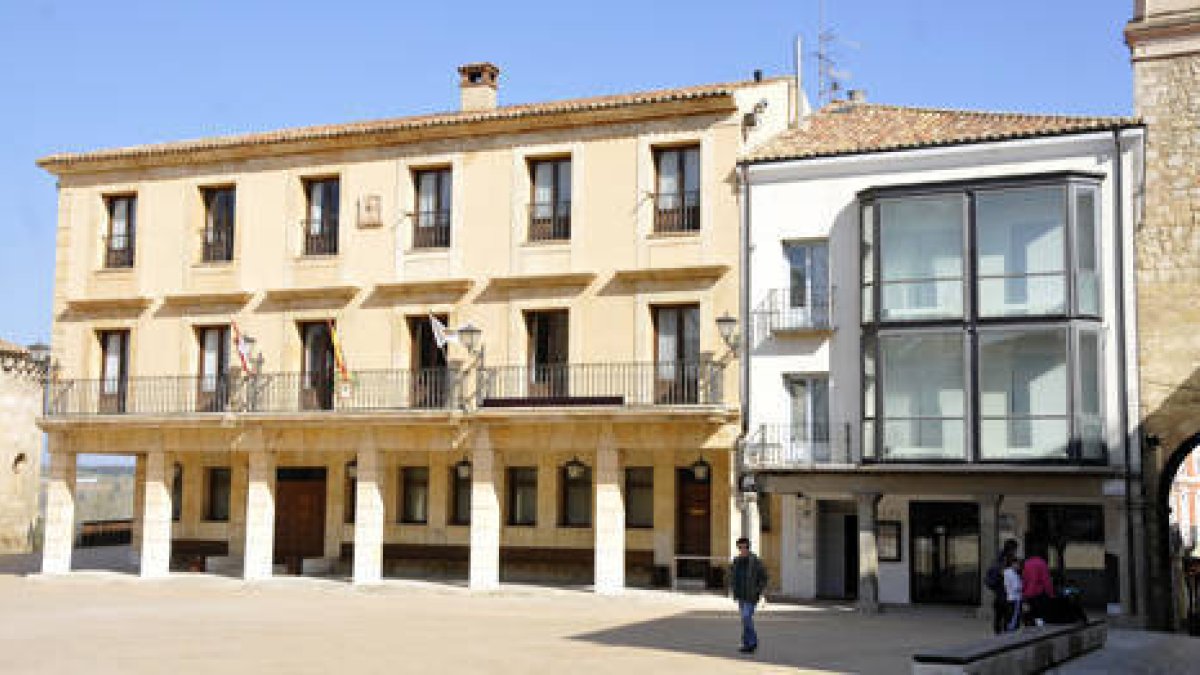 Exterior de la casa consistorial de Almazán. / ÁLVARO MARTÍNEZ-