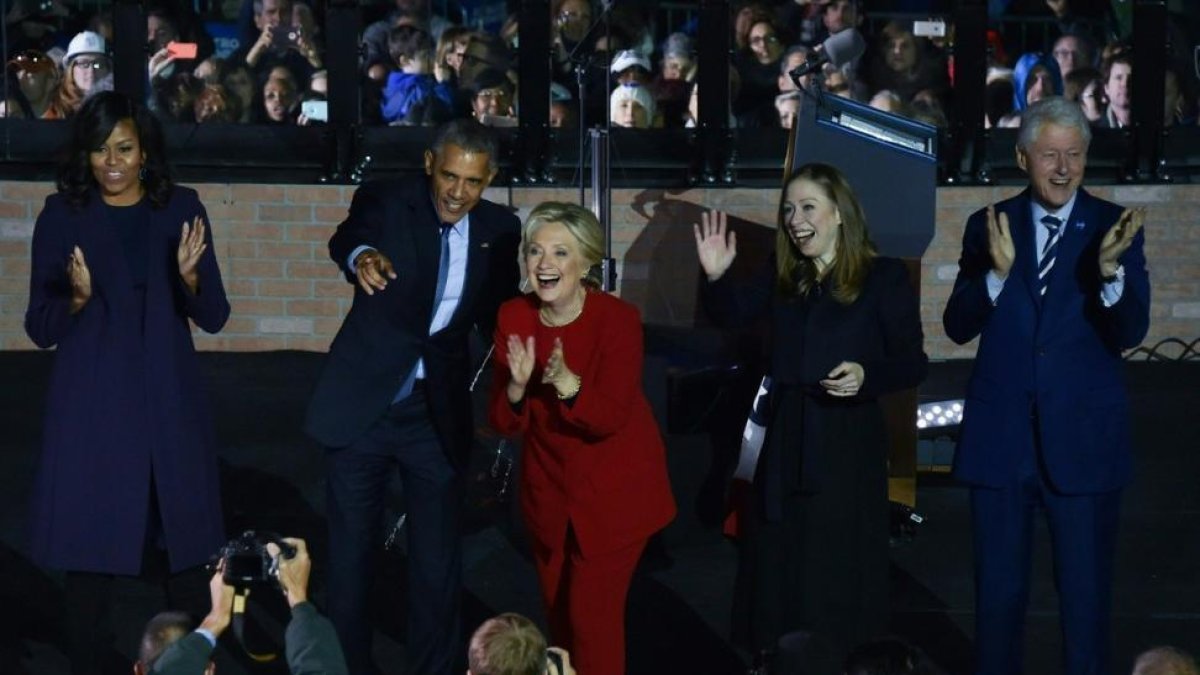 Los Clinton y los Obama, durante el acto de fin de campaña, este lunes en Filadelfia.-AFP / NICHOLAS KAMM