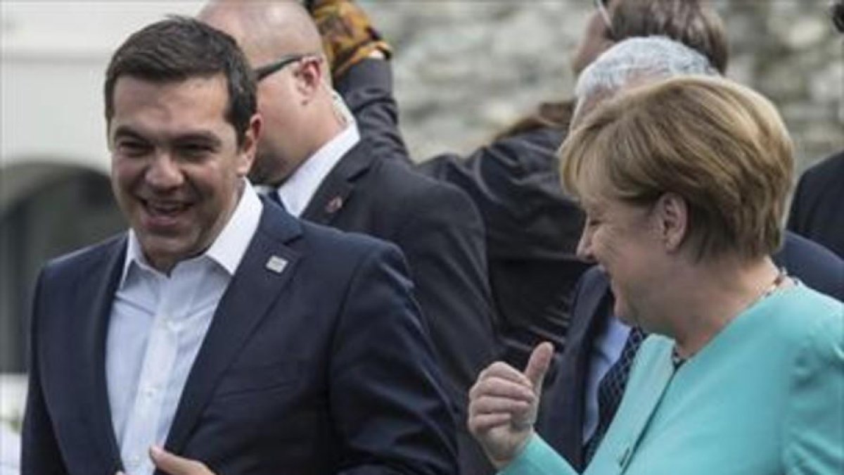 Merkel conversa con el primer ministro griego, Alexis Tsipras.-Merkel conversa con el primer ministro griego, Alexis Tsipras.