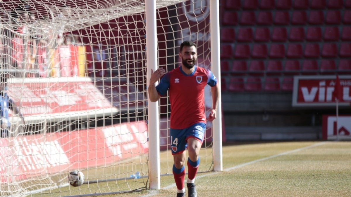 Lupu celebra el 1-0 al aprovechar un regalo del Terrassa en la cesión a su portero. GONZALO MONTESEGURO