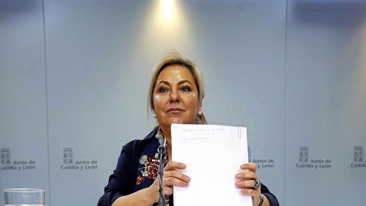 La vicepresidenta Rosa Valdeón, ayer, tras el Consejo de Gobierno.-ICAL