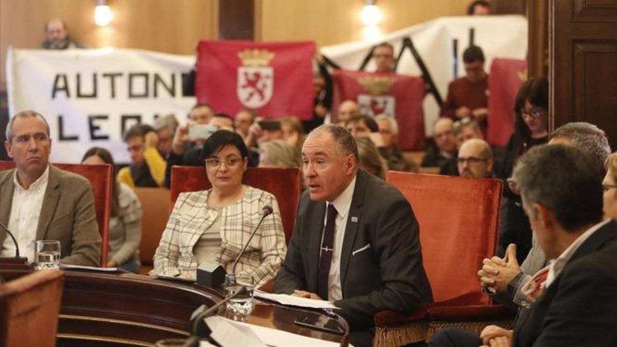 El pleno del Ayuntamiento de León aprueba la moción a favor de la Región Leonesa-DIARIO DE LEÓN / JESÚS F. SALVADORES