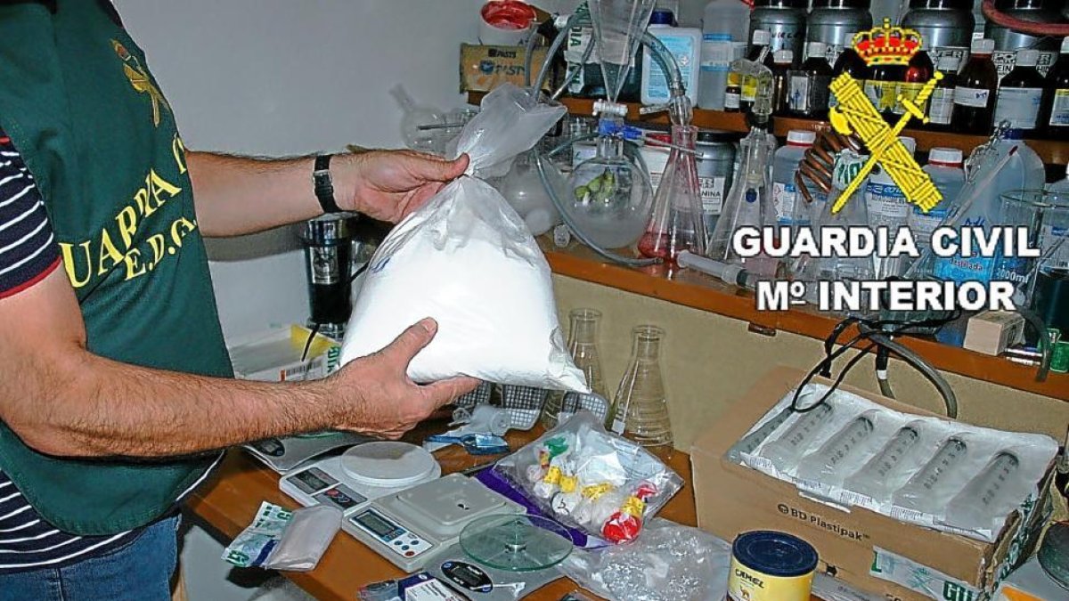 Miembros de la Guardia Civil trabajan en la operación de desmantelamiento.-ICAL