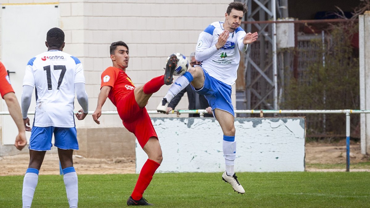 Disputa de un balón en un partido de la SD Almazán - MARIO TEJEDOR