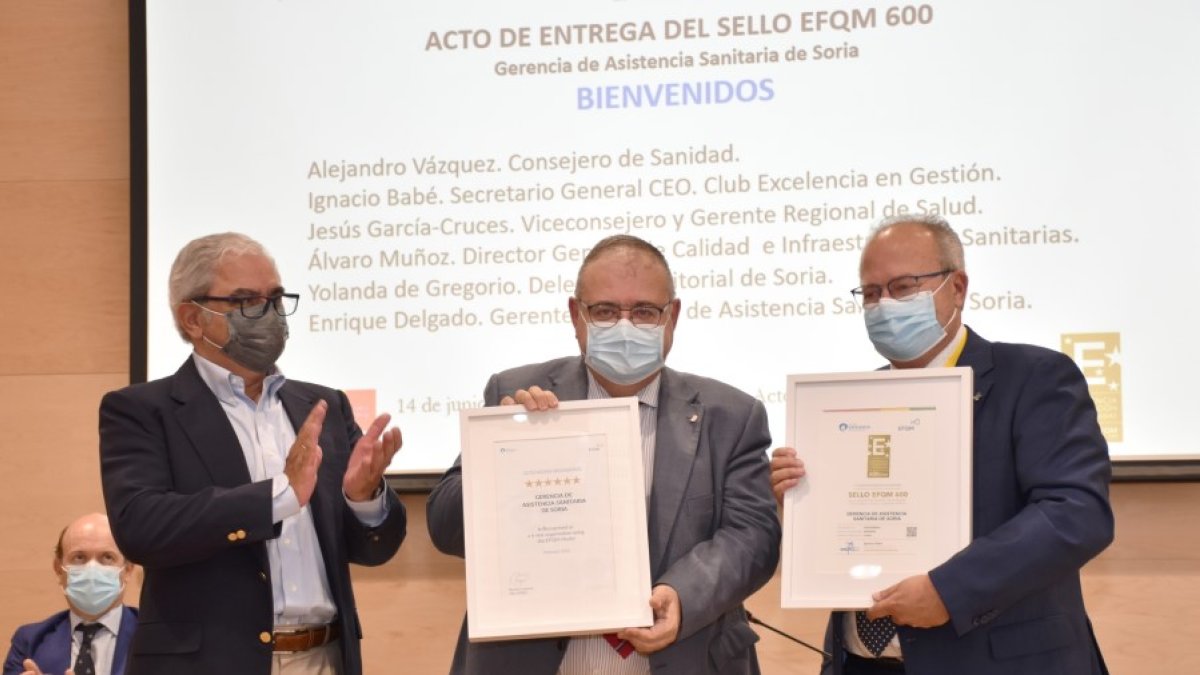 Vázquez, Babé y Delgado durante la entrega del sello. HDS