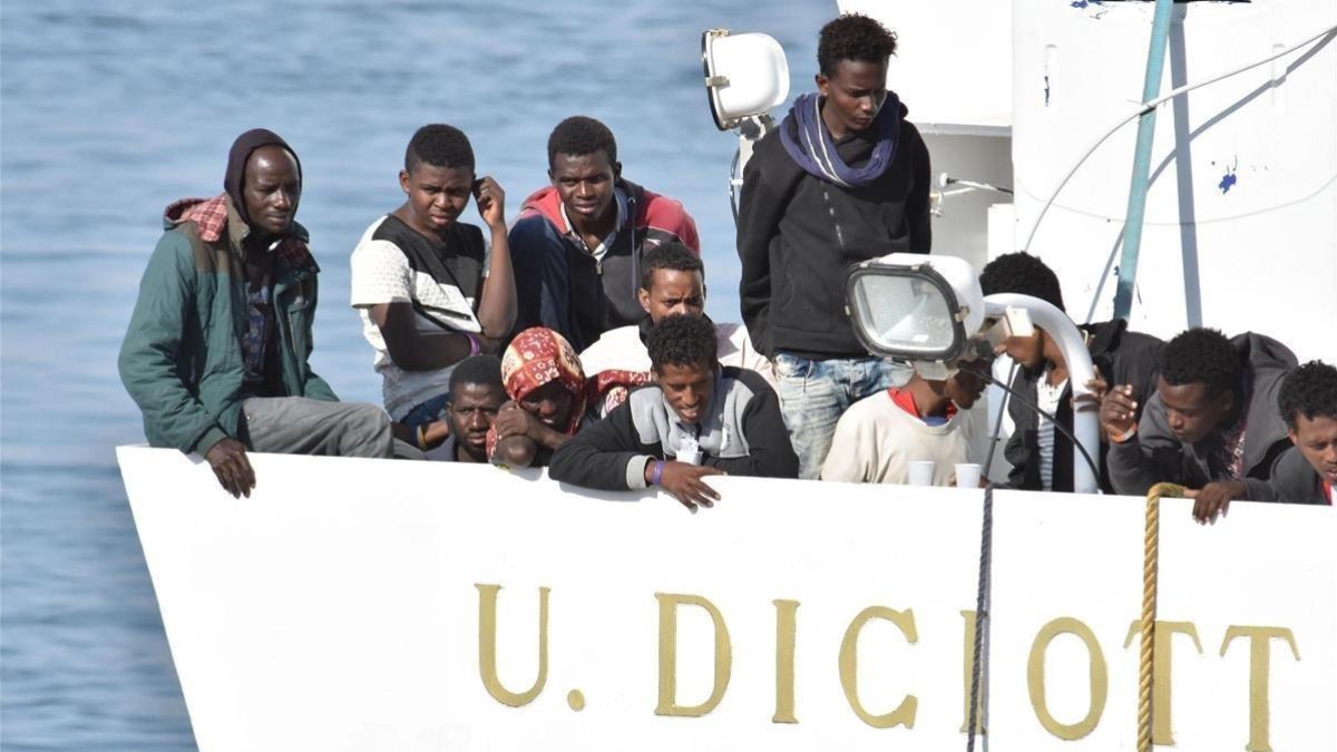 Varios migrantes a bordo del Diciotti en el puerto de Catania. /-EFE / ORIETTA SCARDINO