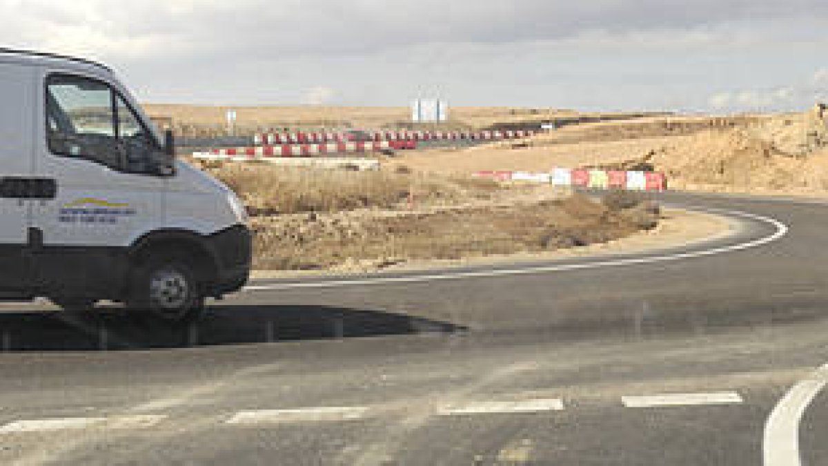Aspecto de la rotonda de Coscurita, uno de los tramos de intersección provisionales de la A-15 entre Almazán y Sauquillo. / VALENTÍN GUISANDE-