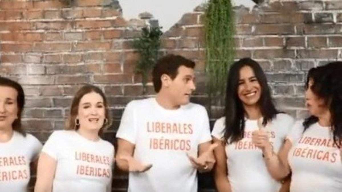 Rivera y otros miembros de Ciudadanos llevan unas camisetas con el lema ’liberal ibérico’.-TWITTER