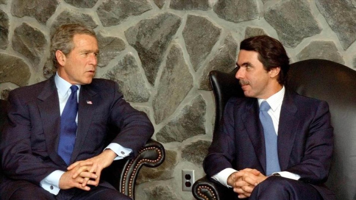 El expresidente español José María Aznar, junto al estadounidense George W. Bush en el 2003, en las Islas Azores.-SERGIO BARRENECHEA