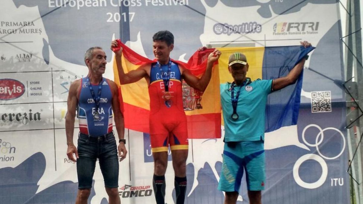 Carmelo Gómez en lo más alto del podio del Europeo de veteranos.-