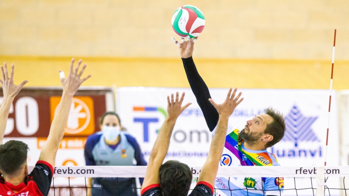 Manu Salvador, durante el partido del Río Duero Voleibol ante Manacor. GONZALO MONTESEGURO.