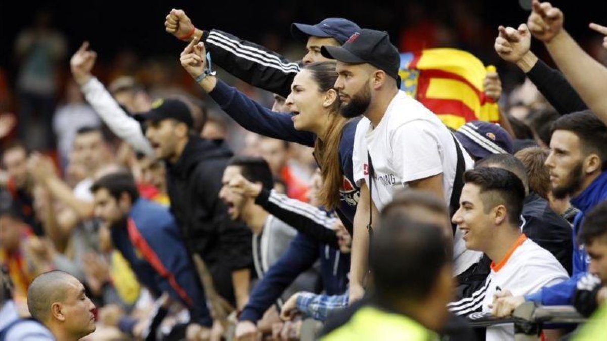 Aficionados del Valencia increpan a los jugadores del Barça, el pasado sábado en Mestalla.-MIGUEL LORENZO