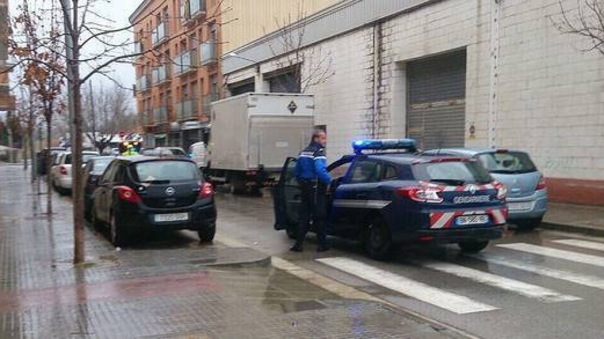Uno de los vehículos de la policía francesa que persigue a los fugitivos.-Foto: AGENCIAS