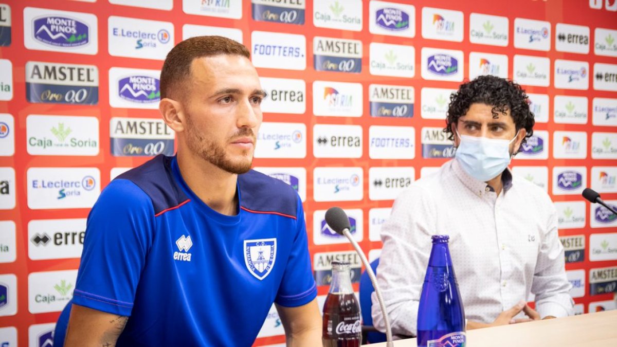 El delantero Agus Alonso junto al director deportivo, Rubén Andrés, en su presentación oficial. GONZALO MONTESEGURO