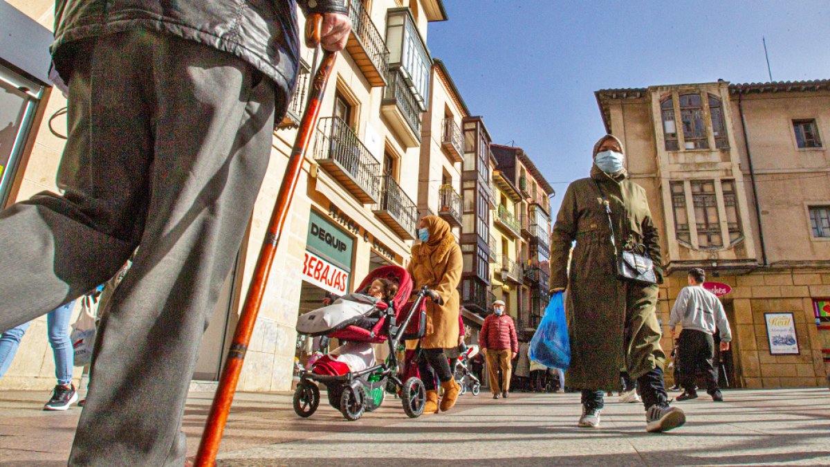Las mascarillas seguían siendo ayer un complemento más para los sorianos. MARIO TEJEDOR