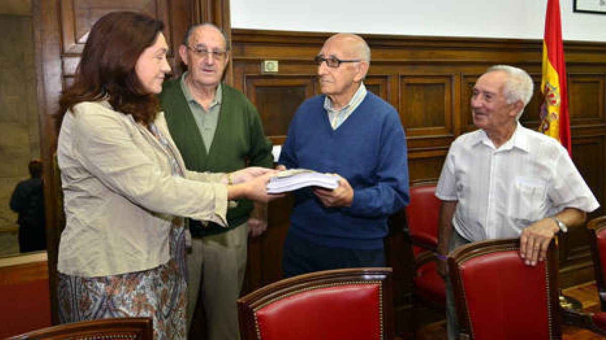 Representantes de Soria Ya registran las firmas en Subdelegación. / ÁLVARO MARTÍNEZ-