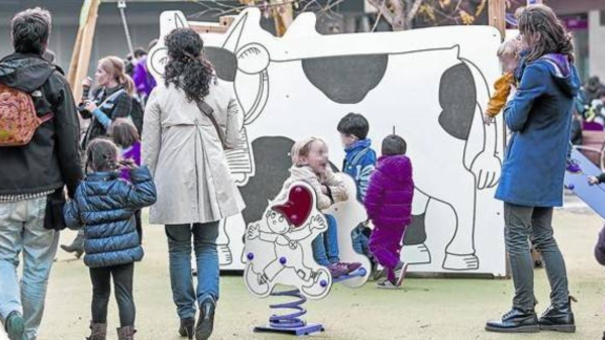 Varias familias con niños de corta edad, en un parque infantil.-Foto: MARC SÀNCHEZ
