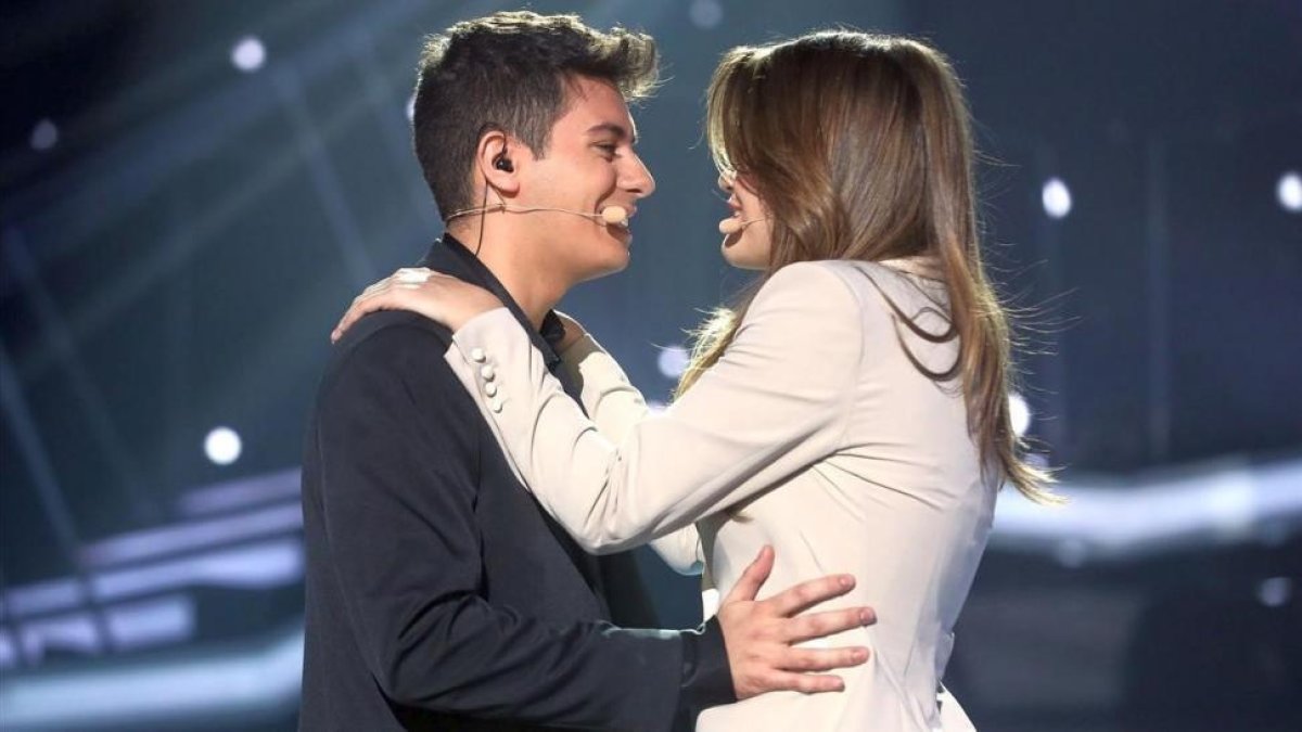 Amaia y Alfred, durante la interpretación de Tu canción.-/ RTVE / VIDEOTAPE