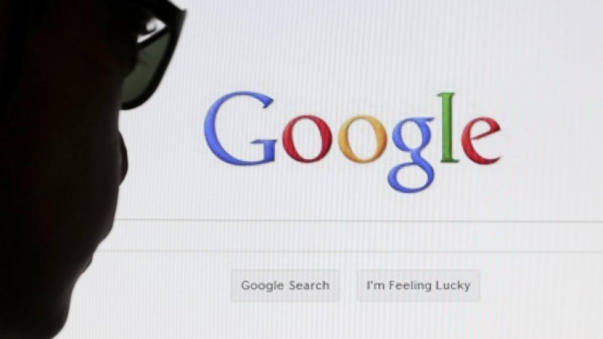 Un usuario ante el buscador de Google.-/ FRANCOIS LENOIR (REUTERS)