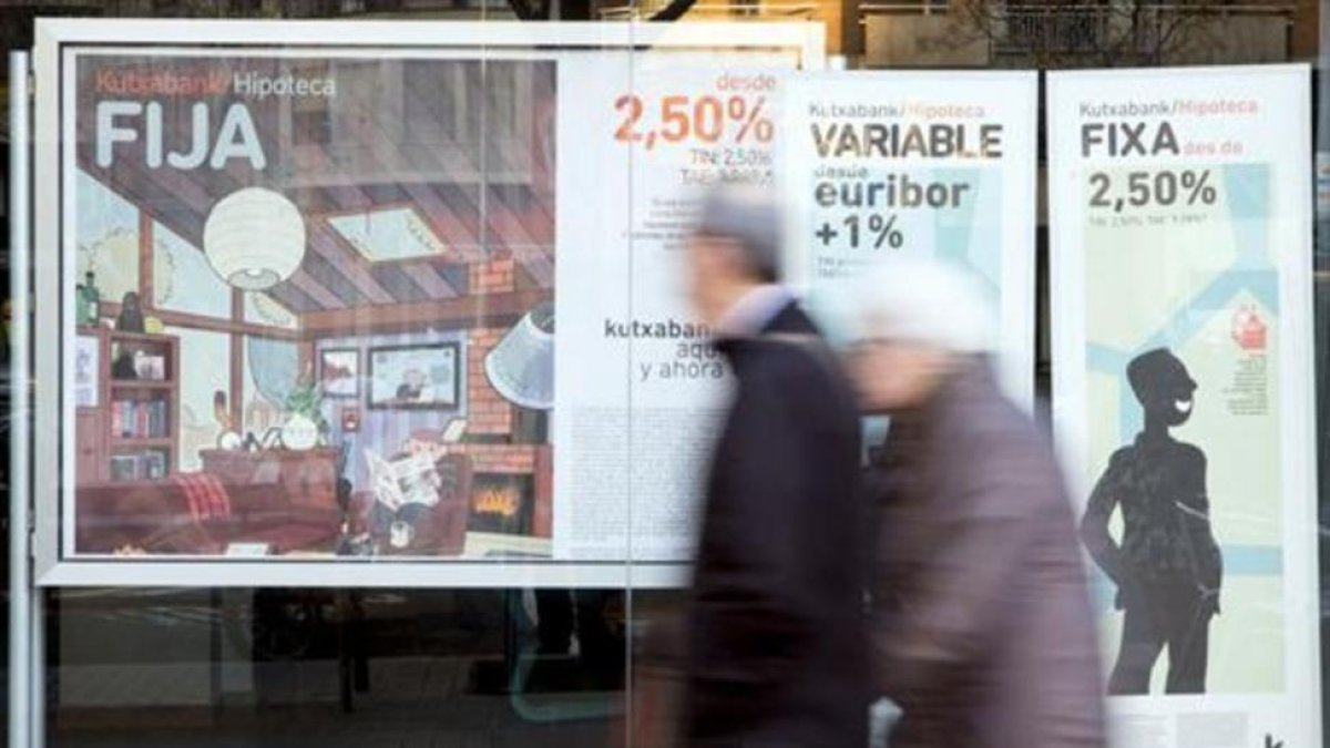 Una sucursal bancaria con publicidad de hipotecas.-/ FERRAN NADEU