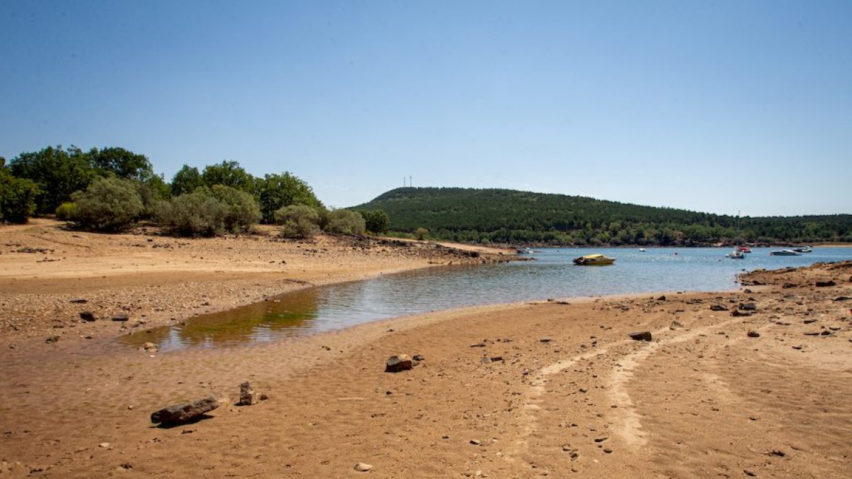 La sequía deja su rastro en el embalse.-MARIO TEJEDOR