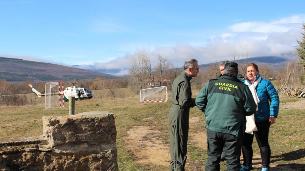 La subdelegada del Gobierno supervisó ayer el dispositivo de búsqueda, en el que participó el helicóptero de Agoncillo.-HDS
