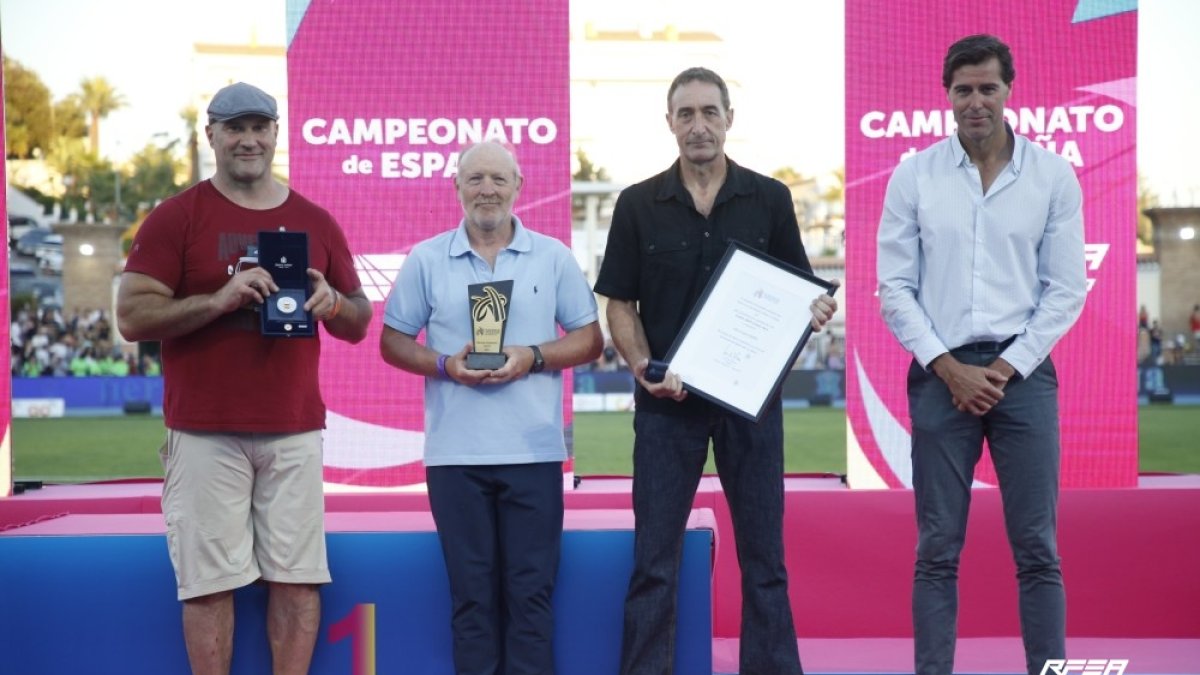Pascual Oliva homenajeado por la Federación.