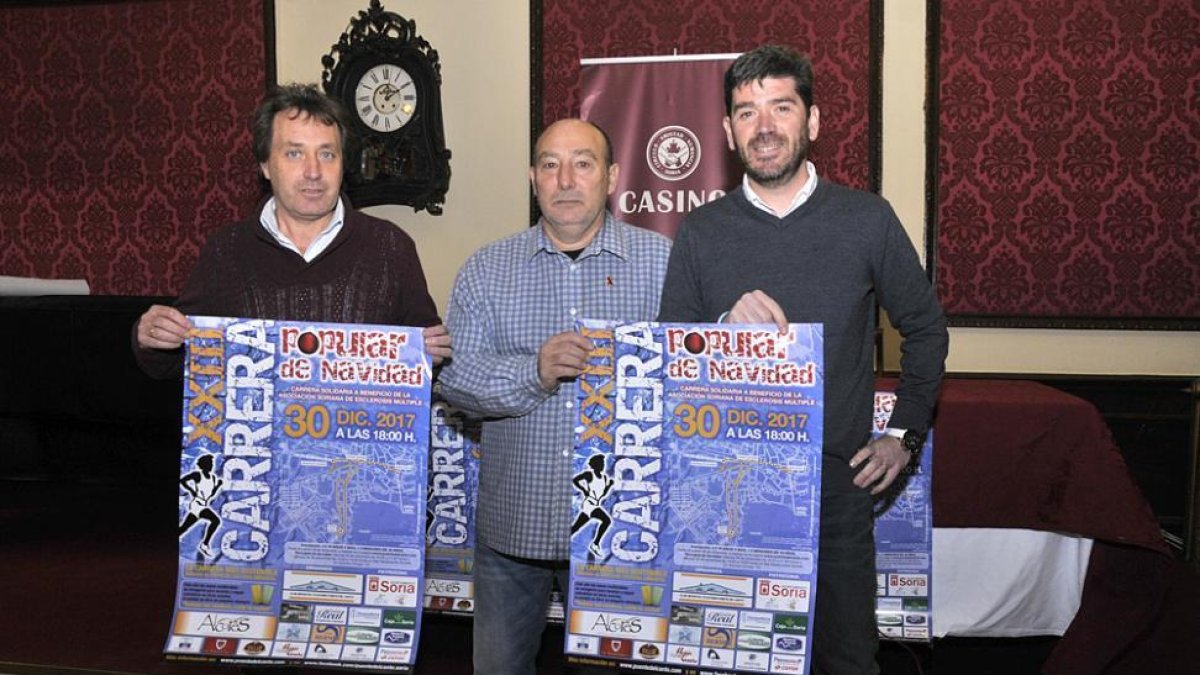 Joaquín Martínez, Juan Pérez y Luis Oliver en la presentación de la Carrera de Navidad.-Valentín Guisande