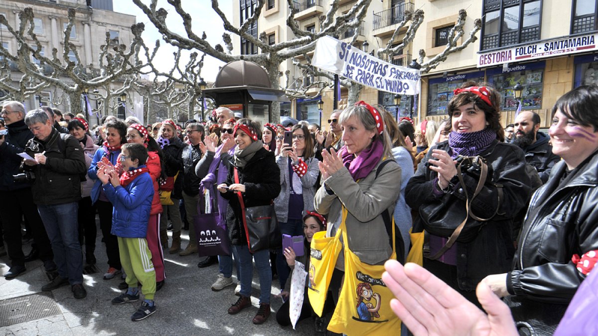 Inauguración de la placa en la plaza de las Mujeres.-V.G.