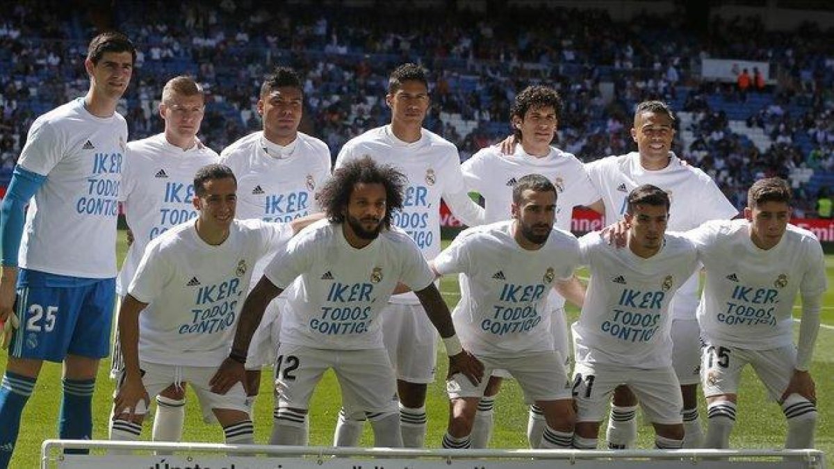 Los jugadores del Real Madrid, con las camisetas dando ánimos a Iker Casillas que lucieron al inicio del partido de este domingo en el Bernabéu.-PAUL WHITE (AP)