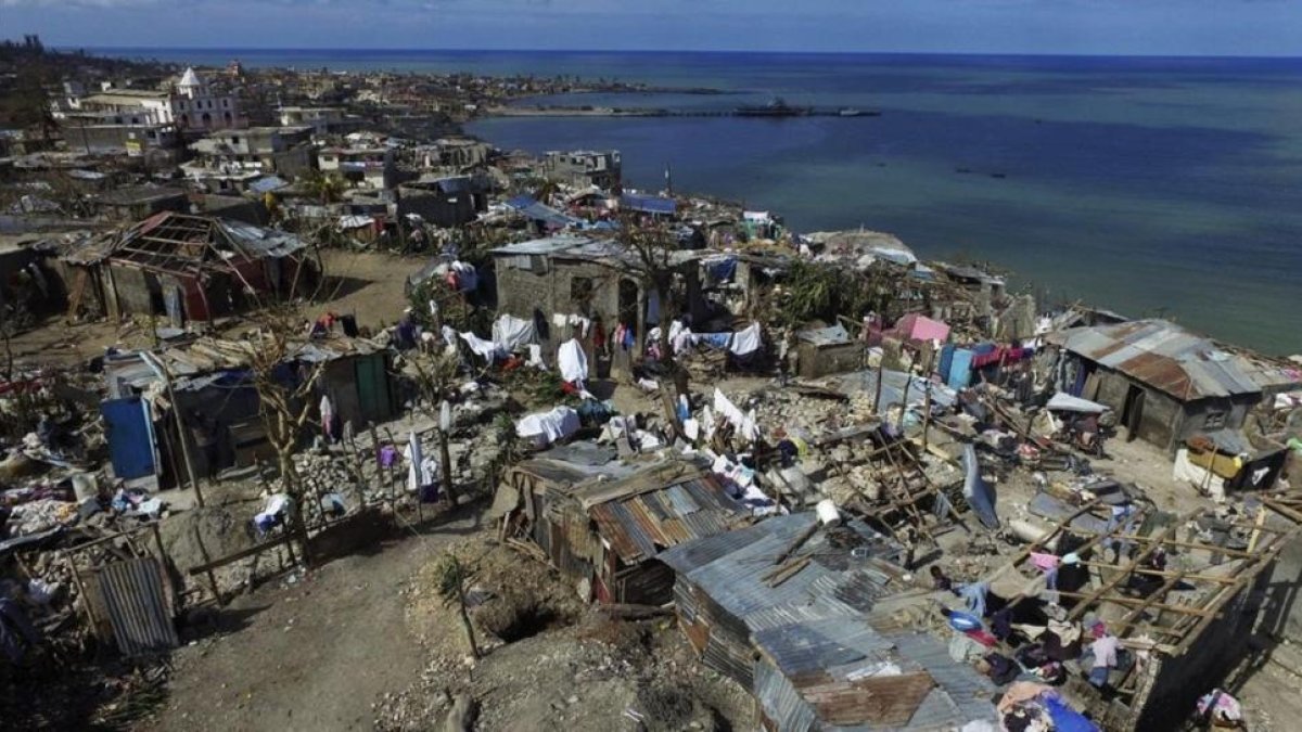 Vista aérea de la destrucción provocada por el huracán Matthew en Jeremie, a 188 kilómetros al oeste de Puerto Príncipe, el 10 de octubre.-AFP / NICOLAS GARCIA