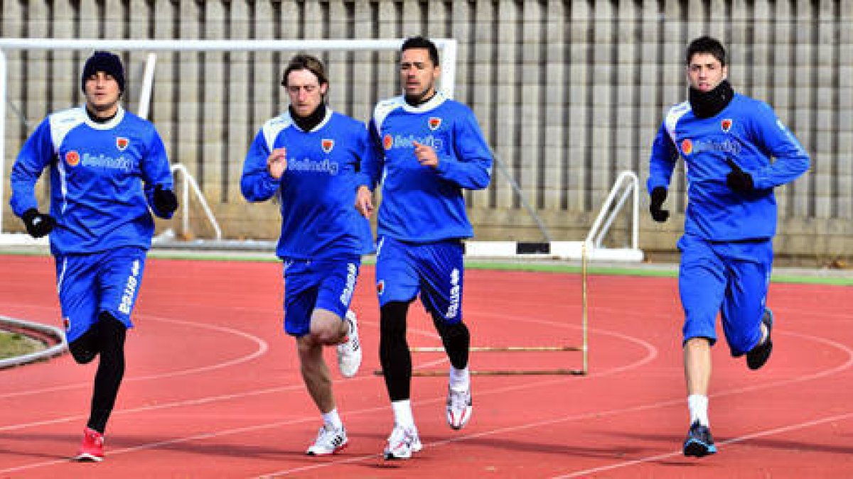 Nagore durante el entrenamiento de ayer que el equipo realizó parcialmente en las pistas de atletismo. / ÁLVARO MARTÍNEZ-