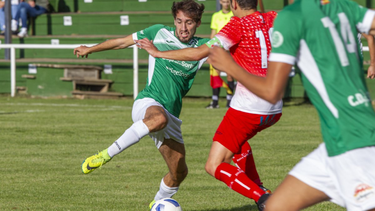 El San José cuenta sus partidos por victorias tras ganar al Briviesca en el campo de San Juan. MARIO TEJEDOR